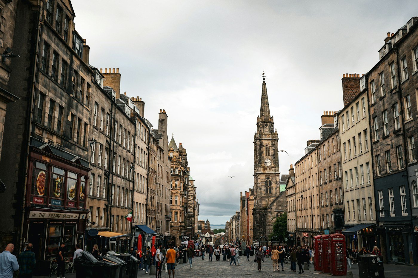 Historic cobblestone street and stone buildings in Edinburgh